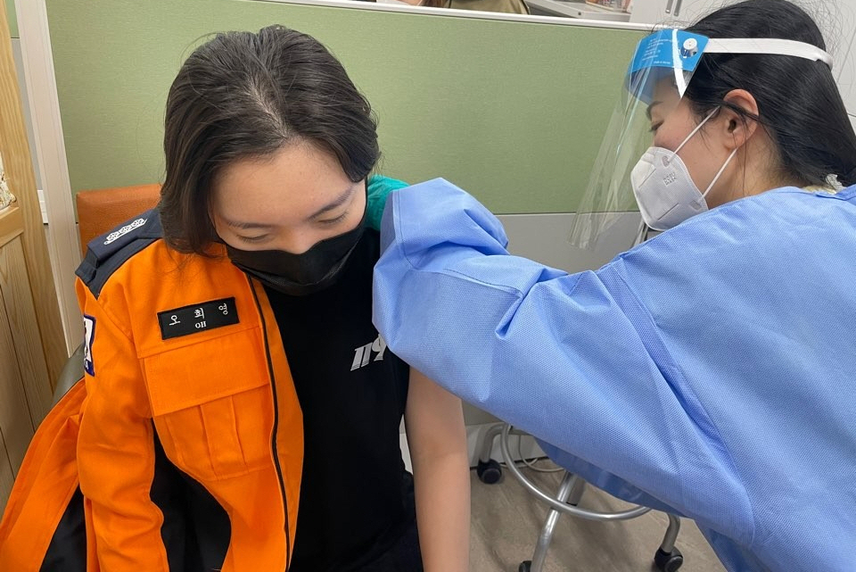 대구소방안전본부는 코로나19 관련 업무를 하는 119구급대원 514명이 아스트라제네카(AZ) 백신을 순차 접종한다고 8일 밝혔다. 지난 6일 달성소방서 119구급대원을 시작으로 이달 안에 1차 접종이 완료될 예정이다. 아스트라제네카 백신은 8주 간격으로 두 차례 접종된다. [연합]