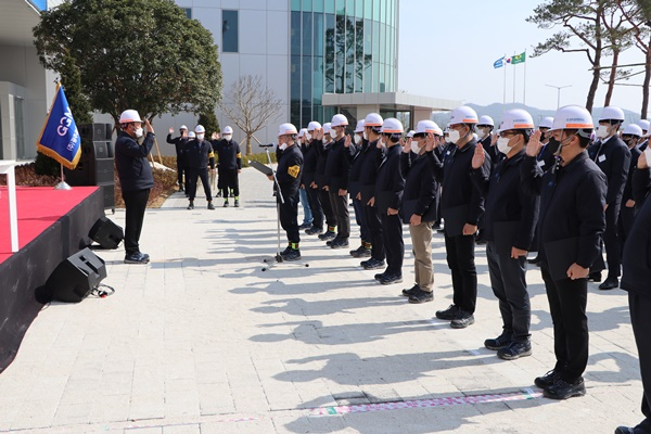 광주글로벌모터스 자동차공장 임직원들이 8일 무재해 안전사업장 실현을 다짐하고 있다. [GGM 제공]