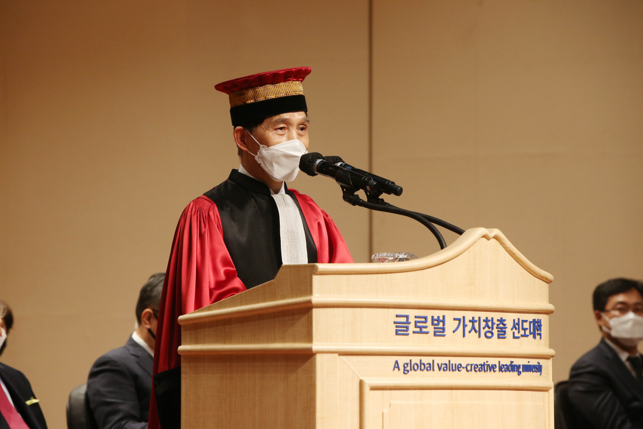이광형 KAIST 총장이 8일 열린 취임식에서 취임사를 전하고 있다.[KAIST 제공]