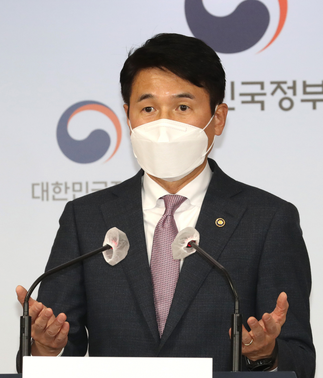 최창원 국무조정실 국무1차장이 8일 오후 정부서울청사에서 한국토지주택공사(LH) 직원들의 3기 신도시 투기 의혹과 관련해 정부합동특별수사본부(특수본) 설치와 수사 관련 브리핑을 마친 뒤 취재진의 질문에 답변하고 있다. ［연합］
