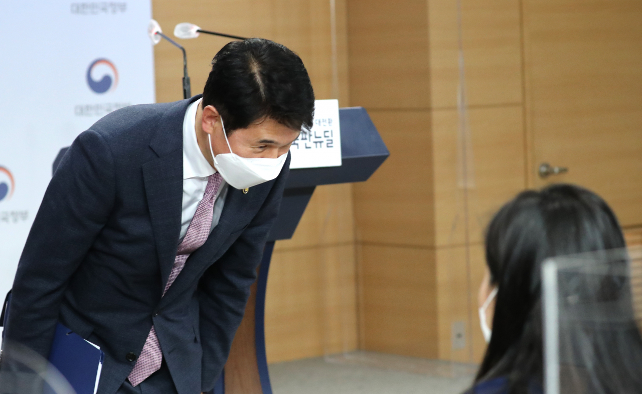 최창원 국무조정실 국무1차장이 8일 오후 정부서울청사에서 한국토지주택공사(LH) 직원들의 3기 신도시 투기 의혹과 관련해 정부합동특별수사본부(특수본) 설치와 수사 관련 브리핑을 마친 뒤 인사하고 있다. [연합]