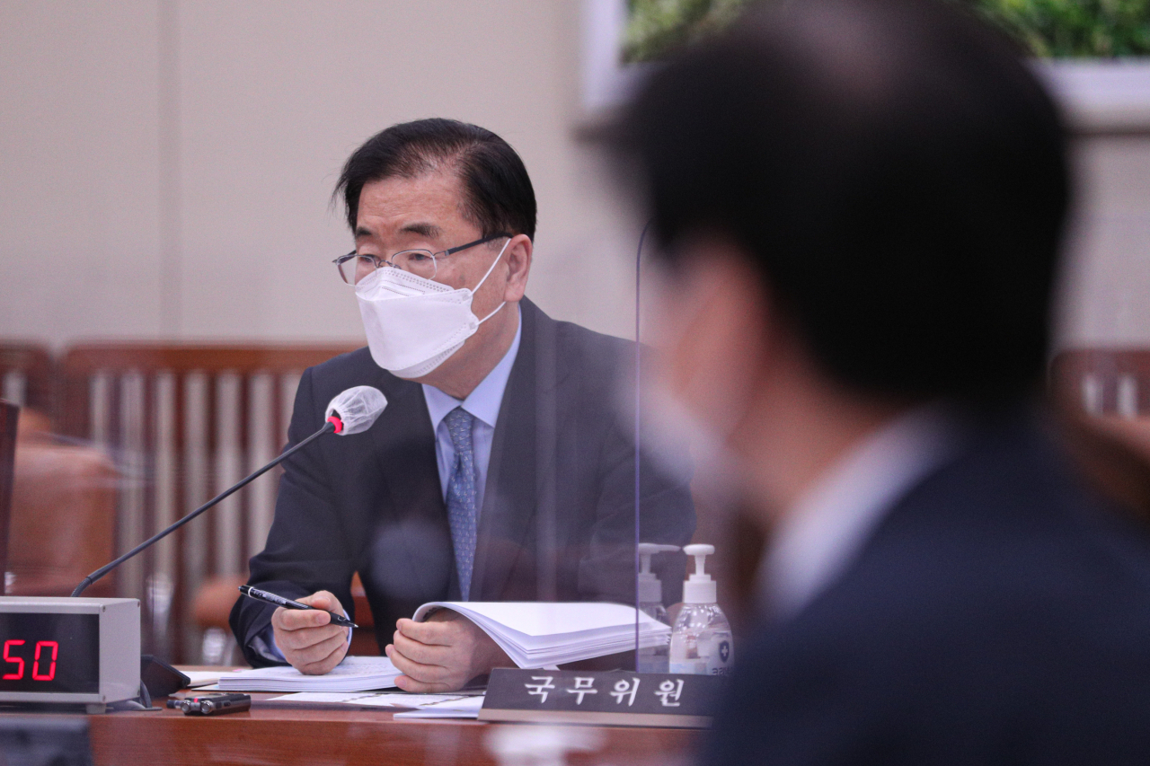 미국 국무부는 8일(현지시간) 한미가 원칙적 합의에 도달한 주한미군 방위비분담특별협정(SMA)과 관련 ‘6년짜리 합의’라며 2020년까지 소급적용될 것임을 시사했다. 이는 정의용 외교부 장관이 지난달 국회 외교통일위원회에 출석해 작년 방위비분담금은 그 전년도 수준으로 동결한 것이나 마찬가지라고 밝힌 것과 배치된다. [연합]