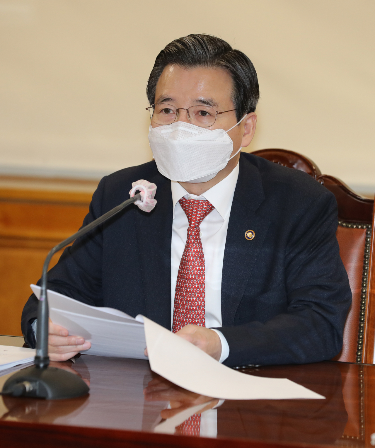 김용범 기획재정부 제1차관이 9일 서울 은행회관에서 열린 거시경제 금융회의를 주재하고 있다. 그는 자리에서 “감염병으로 급격히 위축되었던 경제활동이 재개됨에 따라 인플레이션 가능성이 제기되고 있으며 미국 국채금리가 빠르게 상승하고 있어 국내외 금융시장 변동성이 확대됐다”고 말했다. [연합]