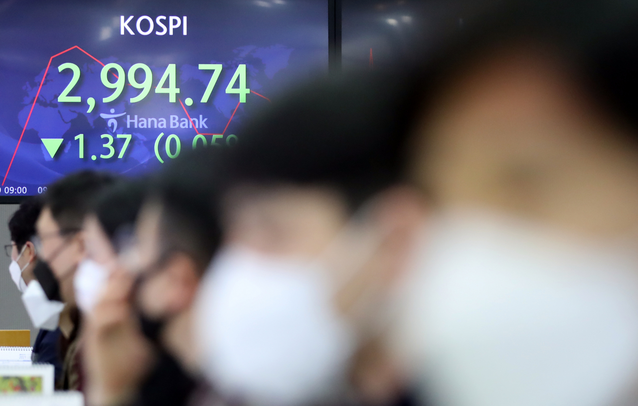 코스피가 하락 출발 후 보합권에서 등락 중인 9일 오전 서울 중구 하나은행 본점 딜링룸에서 딜러들이 업무를 보고 있다. [연합]