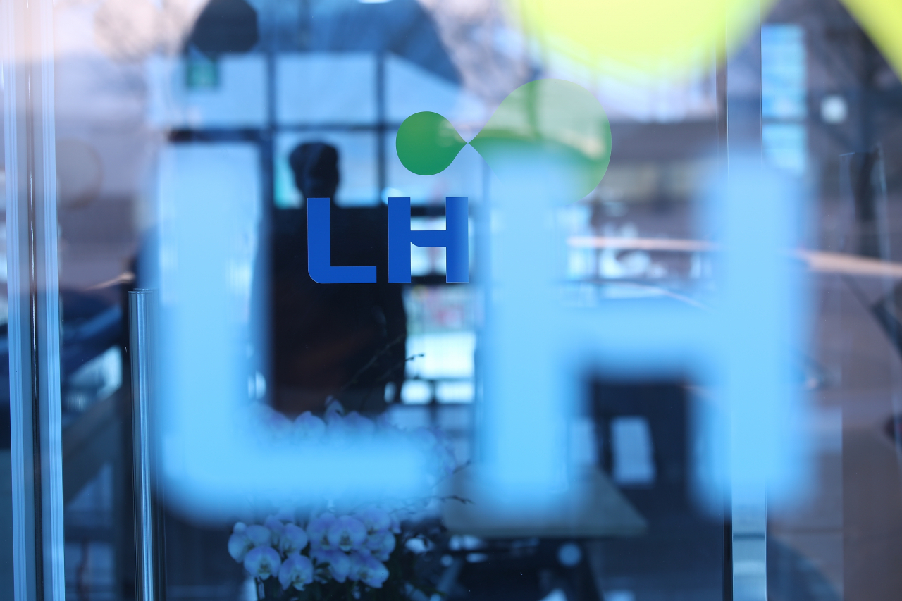 9일 오전 경기 광명 한국토지주택공사(LH) 광명시흥사업본부 모습. 이날 경기남부경찰청 반부패경제범죄수사대는 'LH임직원 신도시 투기 의혹' 수사와 관련해 LH 본사와 과천의왕사업본부, 광명시흥사업본부 등에 대해 압수수색을 진행하고 있다. [연합]