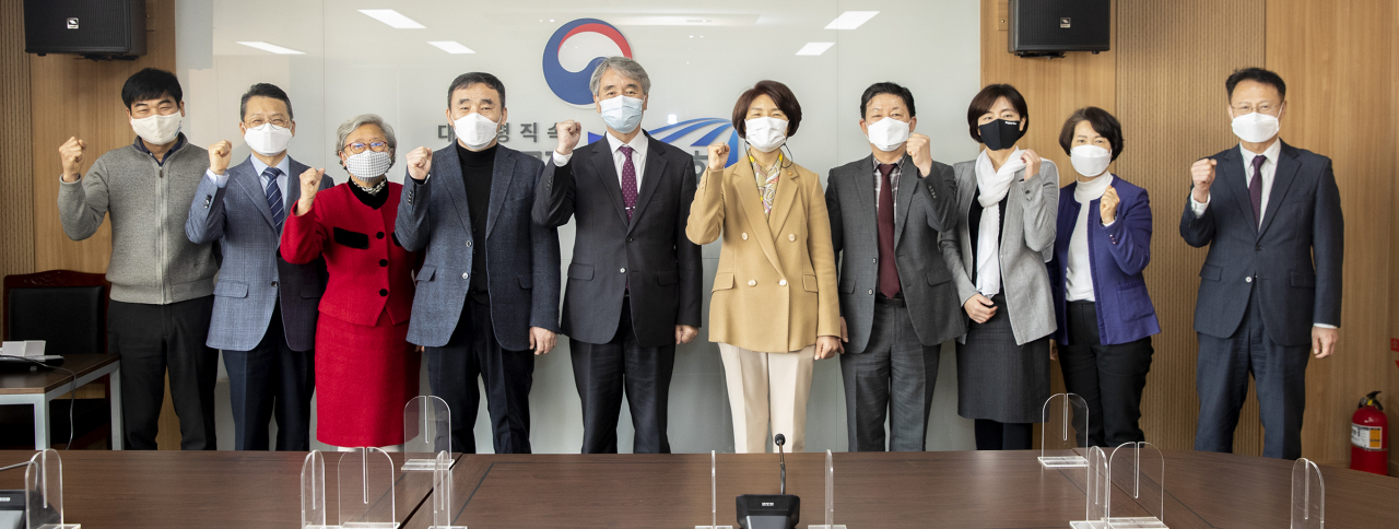 한정애 환경부 장관(오른쪽에서 5번째)이 지난 8일 세종 국가물관리위원회 대회의실에서 열린 허재영 물관리위원회 위원장과의 간담회를 가진 후 기념촬영을 하고 있다. 한 장관은 이날 유역물관리위원회 위원장들과 물 관련 주요현안에 대하여 논의하고 실질적인 통합물관리 성과를 이룰 수 있도록 환경부와 함께 노력해 줄 것을 당부했다. [환경부 제공]