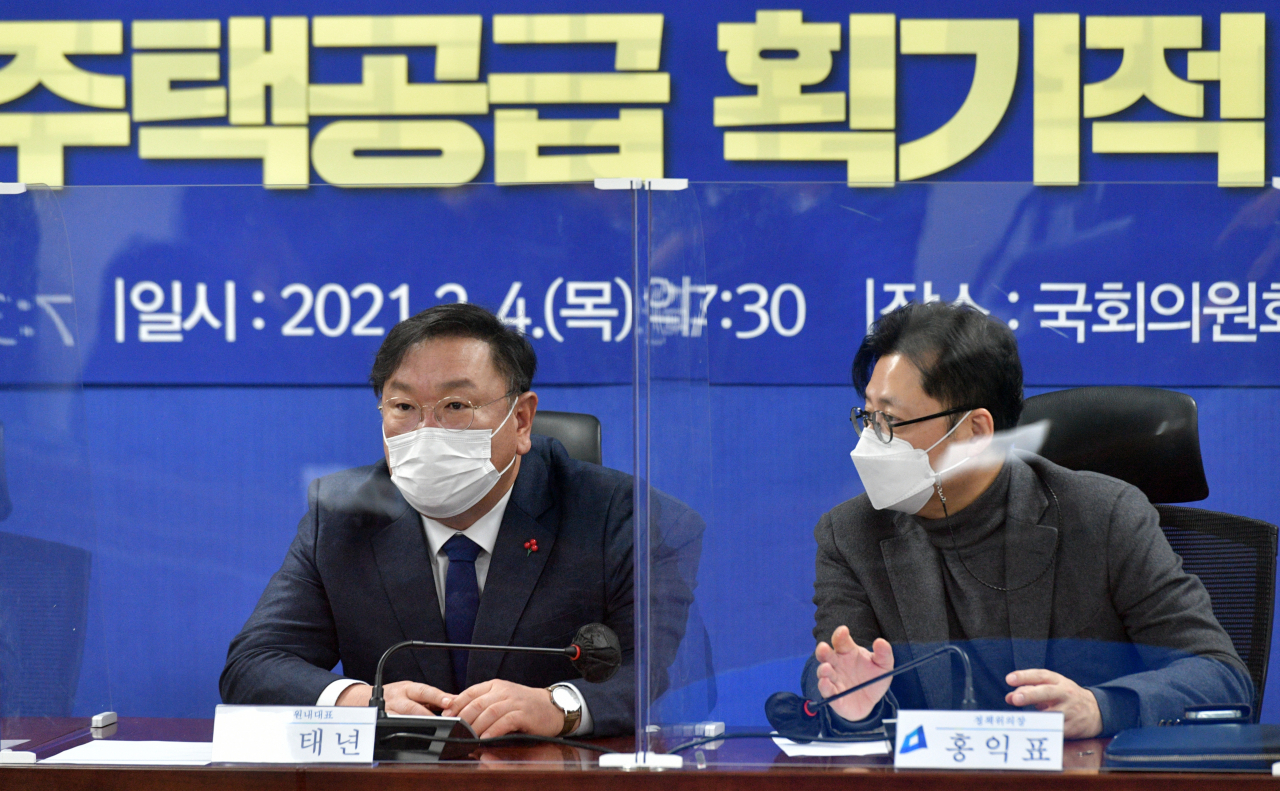 김태년 더불어민주당 원내대표(왼쪽)와 홍익표 정책위의장이 4일 국회에서 열린 대도시권 주택공급 획기적 확대 방안 당정 협의에 참석, 발언하고 있다. [연합]