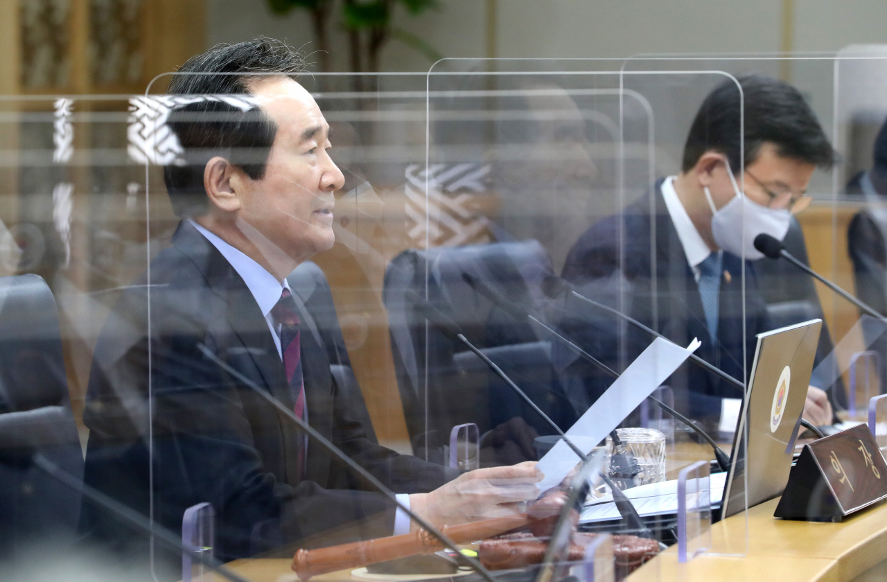 정세균 국무총리(왼쪽)가 9일 오전 정부세종청사에서 서울과 영상으로 연결해 열린 국무회의를 주재하며 발언하고 있다. ［연합］