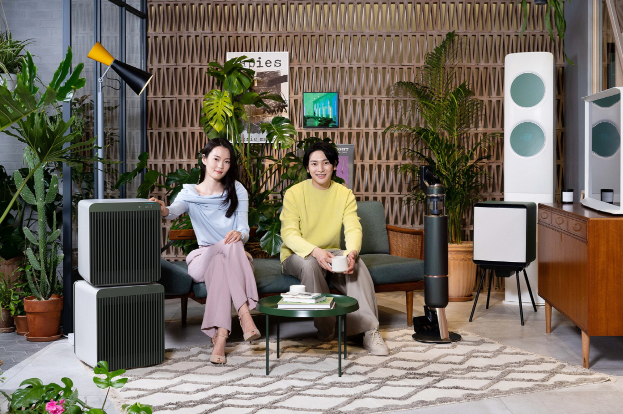 9일 삼성전자 모델이 삼성디지털프라자 강남본점에서 비스포크 홈 신제품들을 소개하고 있다. [삼성전자 제공]
