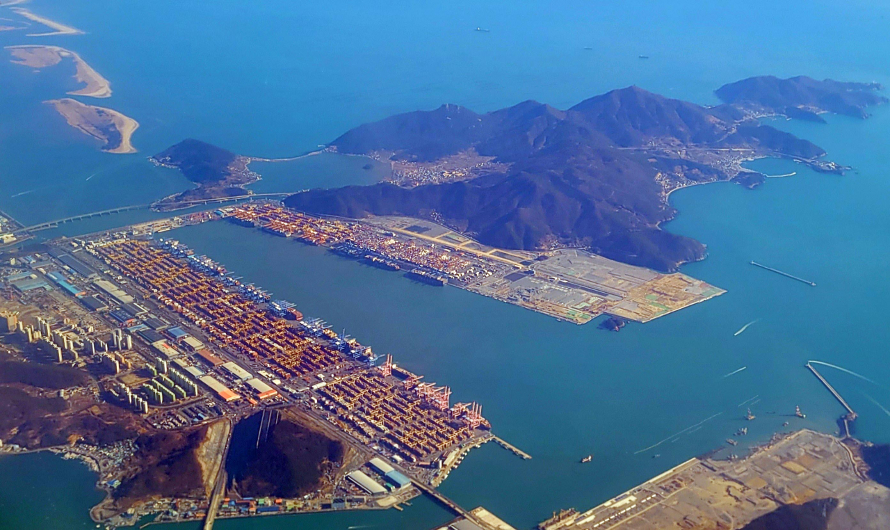 신공항 건설이 추진되는 부산 강서구 가덕도와 부산항신항. [연합]