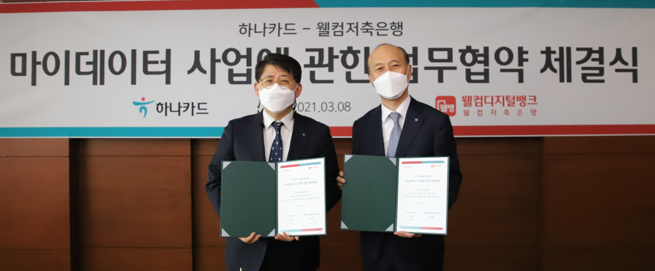 하나카드 장경훈 대표이사(좌측)와 웰컴저축은행 김대웅 대표이사가 기념사진 촬영을 하고 있다.[웰컴저축은행 제공]