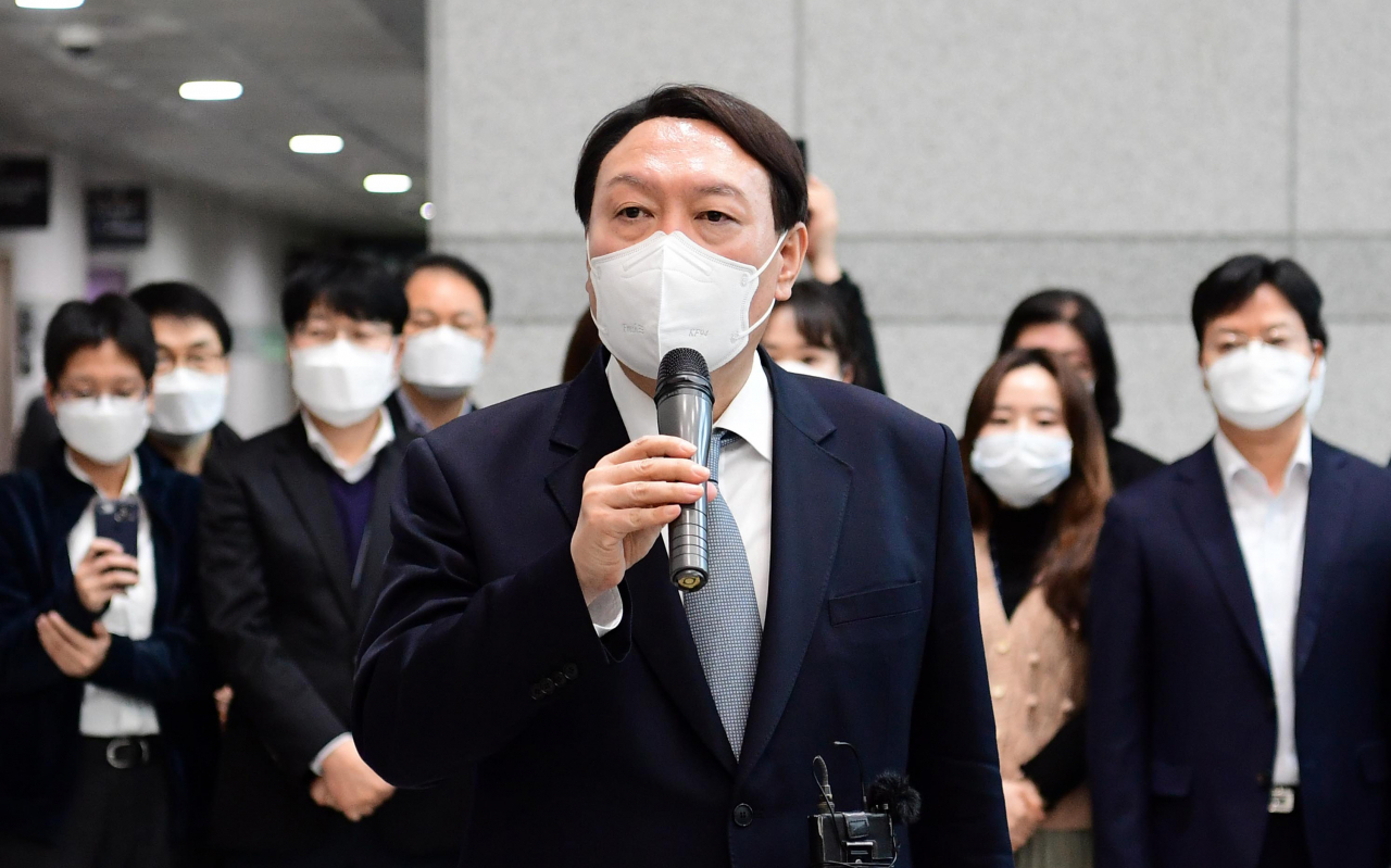 윤석열 전 검찰총장이 지난 4일 오후 서울 서초구 대검찰청 청사를 떠나며 인사말을 하고 있다. [연합]