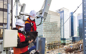 SK텔레콤 관계자들이 3세대(3G)와 롱텀에볼루션(LTE) 네트워크 장비를 통합 및 업그레이드하는 작업을 진행하고 있다. [SK텔레콤 제공]