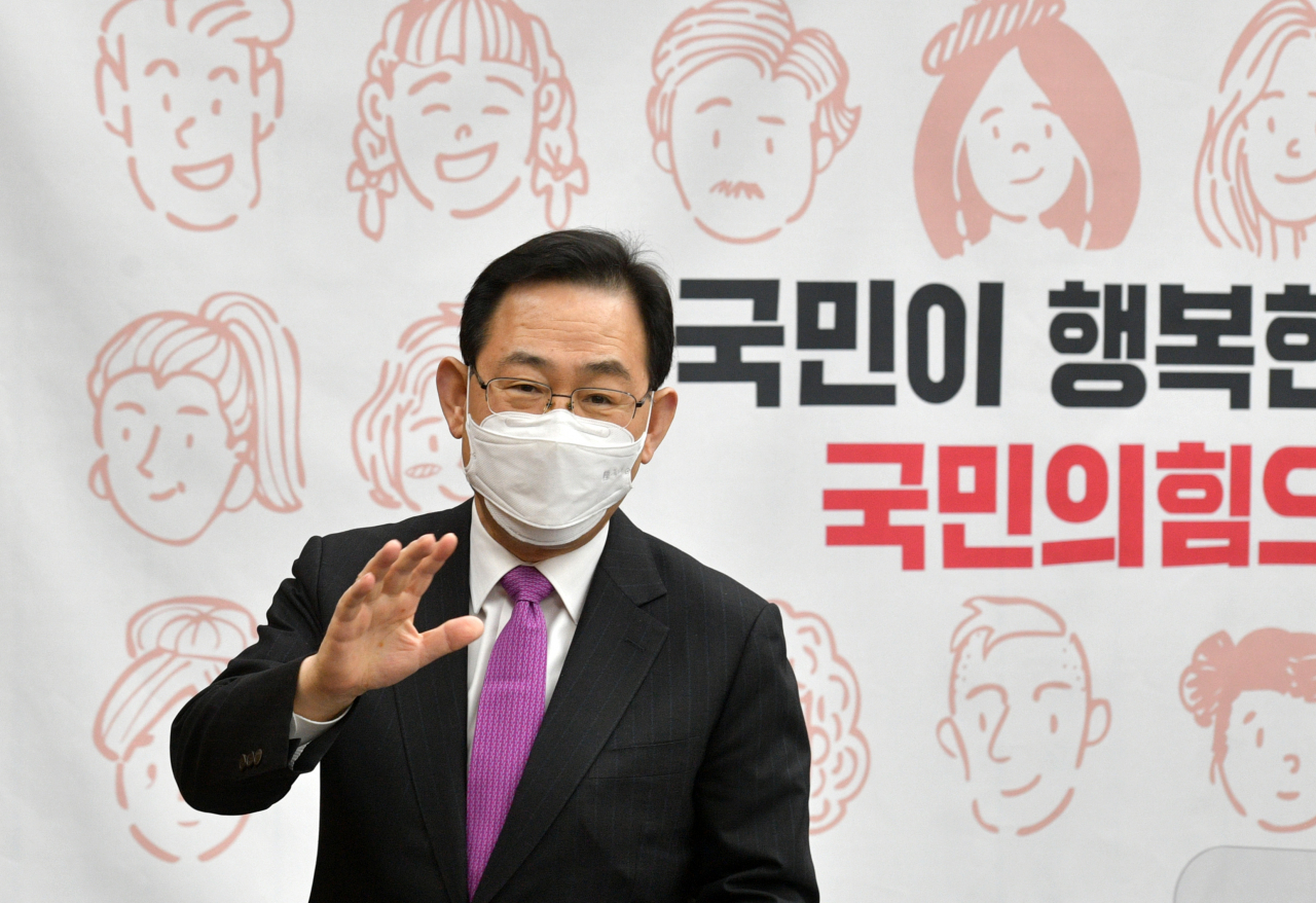 주호영 국민의힘 원내대표가 9일 국회에서 열린 원내대책회의에 참석, 참석자들과 인사하고 있다. [헤럴드경제=이상섭 기자]