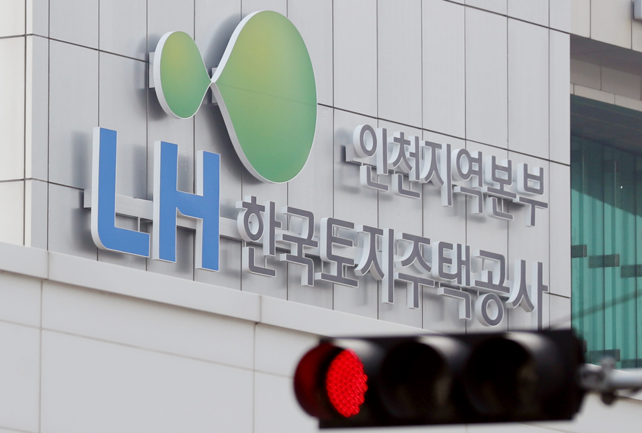 한국토지주택공사(LH) 직원들의 신도시 땅 투기 의혹이 불거진 가운데 9일 인천시 남동구 LH 인천지역본부 인근 신호등에 빨간불이 켜져 있다. [연합]