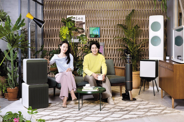 삼성전자 소속 모델이 9일 삼성디지털프라자 강남본점에서 비스포크 홈 신제품들을 소개하고 있다. [삼성전자 제공]