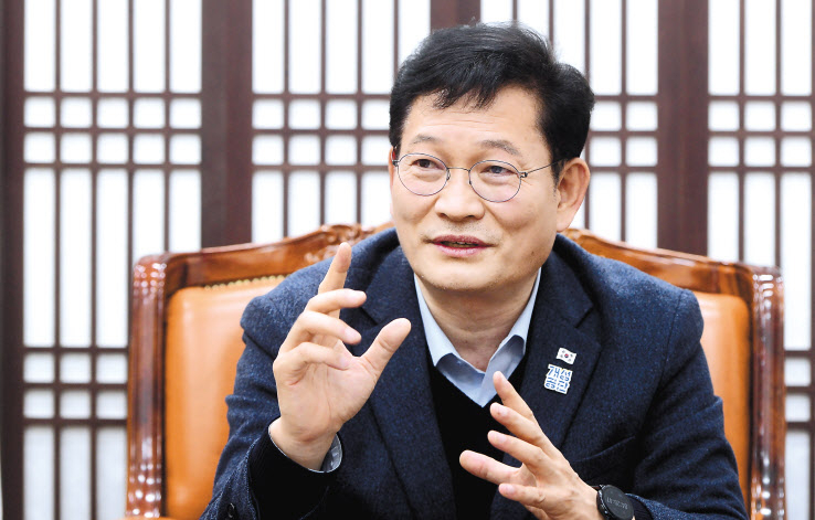 더불어민주당 소속 송영길 국회 외교통일위원회 위원장이 지난 3일 국회에서 본지와 인터뷰를 갖고 있다. 송 위원장은 이 자리에서 북미 비핵화 협상과 한미·한일관계 등 우리 정부의 외교·통일 정책 현안과 재보궐선거 및 대통령선거 등 정치 이슈에 대해 견해를 밝혔다. 이상섭 기자