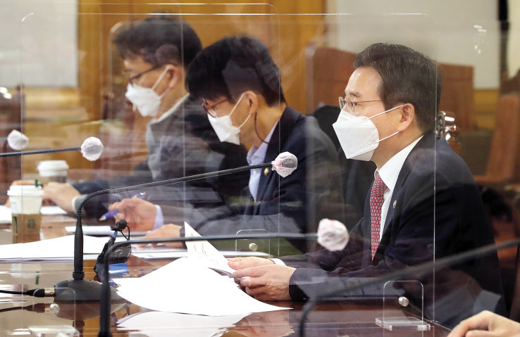 김용범 기획재정부 제1차관이 9일 서울 은행회관에서 거시경제금융회의를 주재하고 있다. [연합]