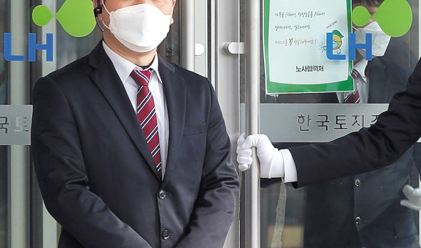 9일 오후 경남 진주시 충무공동 한국토지주택공사(LH) 본사 정문 입구에 직원이 서 있다. 경찰은 이날 땅 투기 의혹을 받는 LH 본사 등에 대해 압수수색을 진행했다. [연합]