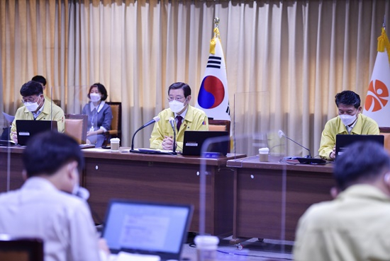 이용섭 광주시장이 9일 시청에서 간부회의를 주재하고 있다. [광주시 제공]
