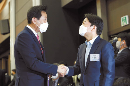 박영선 더불어민주당 서울시장 후보가 9일 오전 서울 구로구 오류중학교 인근 공원에서 코로나19 학교 방역 및 교사들의 백신접종 필요성에 대해 교사, 학부모와 간담회를 하고 있다(위쪽 사진). 오세훈 국민의힘 서울시장 후보(왼쪽)와 안철수 국민의당 서울시장 후보가 지난 8일 오후 서울 영등포구 공군호텔에서 열린 제113주년 3·8 세계 여성의 날 기념식에서 악수하고 있다. [국회사진기자단]