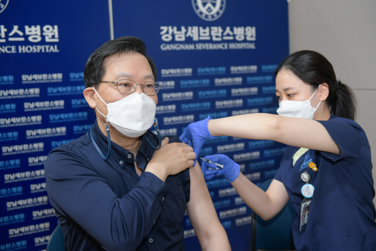 송영구 강남세브란스병원장이 9일 병원 대강당에서 신종 코로나바이러스 감염증(코로나19) 아스트라제네카(AZ) 백신을 맞고 있다. 2021.3.9[강남세브란스병원 제공. [연합]