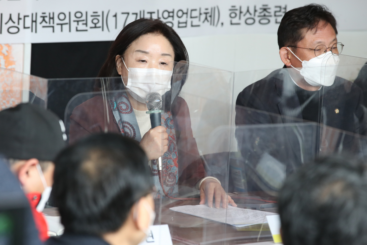 정의당 심상정 의원이 9일 오전 서울 마포구 상수동의 한 파티룸에서 열린 제대로 된 코로나 재난 보상을 위한 손실보상 소급적용 등 자영업자 단체 간담회에서 발언하고 있다. [연합]