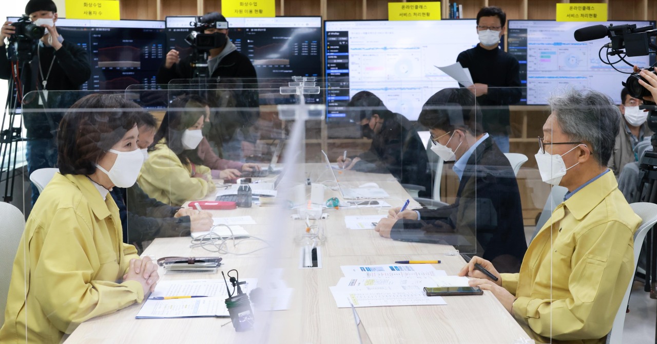 Education Minister Yoo Eun-hae is briefed on preparations for the new school year at a situation room for the Educational Broadcasting System on Friday. (Ministry of Education)