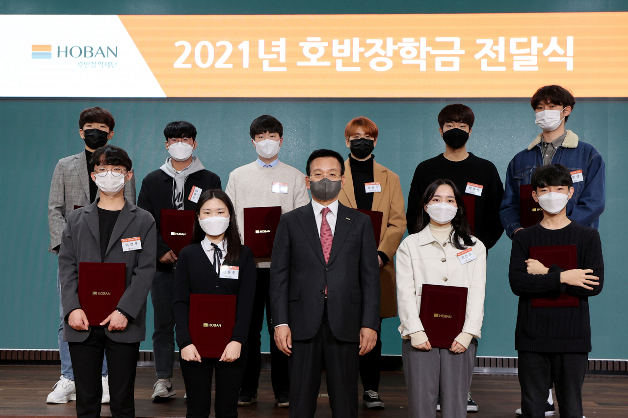 김상열 호반장학재단 이사장(아랫줄 가운데)이 9일 서울 서초구 우면동 호반파크에서 열린 2021년 장학금 전달식이 끝난 뒤 학생들과 기념촬영을 하고 있다. [호반건설 제공]
