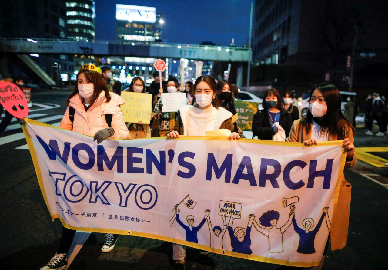 일본 도쿄에 거주하는 여성들이 지난 8일 세계 여성의 날을 맞아 여성 인권 보장을 주장하고 있다.[로이터]