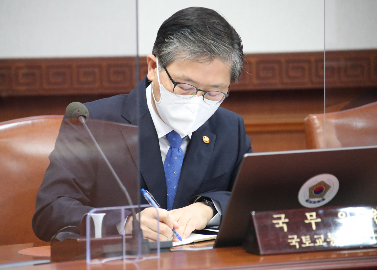 변창흠 국토교통부 장관이 9일 정부서울청사에서 열린 국무회의에 참석해 메모하고 있다. [헤럴드경제=이상섭 기자]