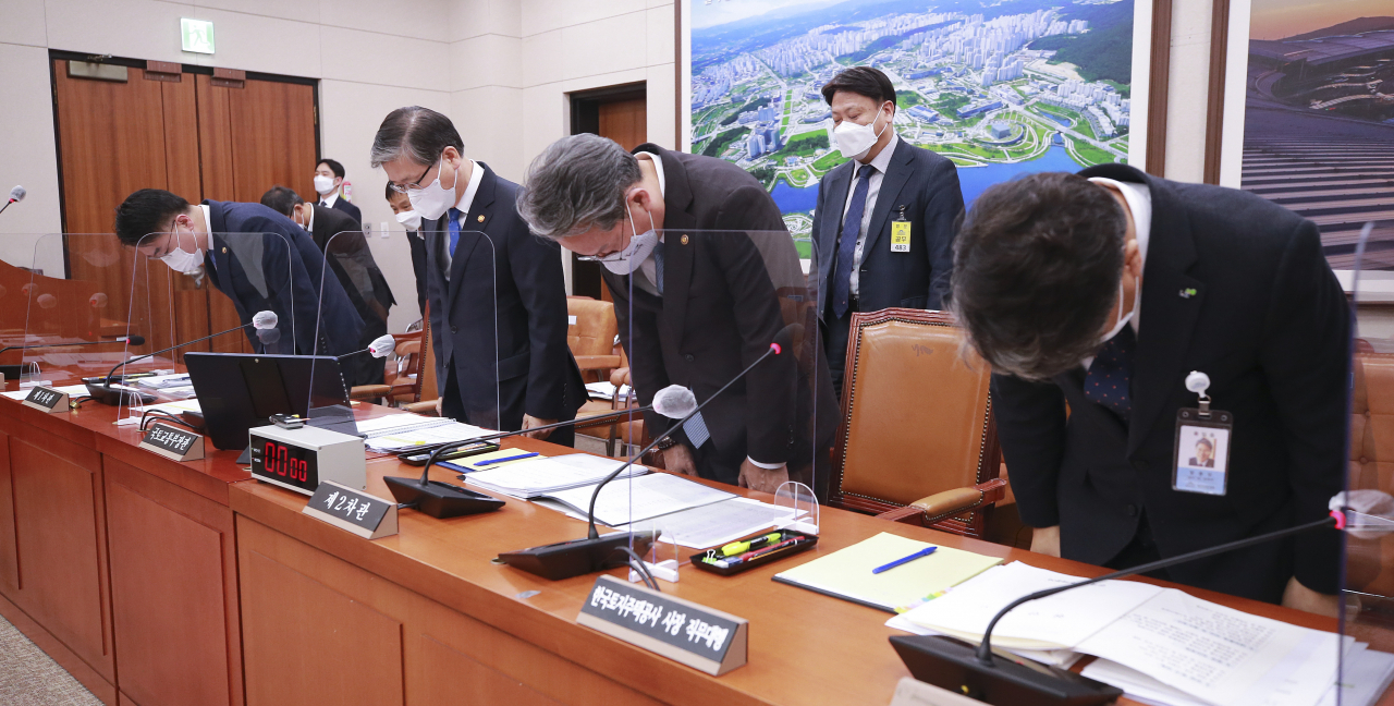 변창흠 국토교통부 장관(왼쪽 두 번째)과 장충모 한국토지주택공사(LH) 사장 직무대행(오른쪽)을 비롯한 참석자들이 9일 오후 서울 여의도 국회에서 열린 국토교통위원회 전체회의에서 LH직원 투기 의혹 관련 고개 숙여 사과하고 있다. [헤럴드경제=이상섭 기자]