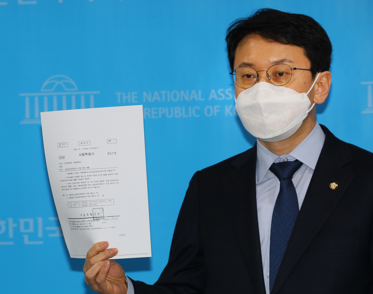 천준호 더불어민주당 의원이 9일 국회 소통관에서 국민의힘 오세훈 서울시장 후보와 관련해 "오 후보는 과거 본인 가족과 처가가 소유한 내곡동 땅이 보금자리주택으로 지정되는 데 관여했다는 의혹이 있다"고 주장하며 2009년 서울시가 국토해양부에 보낸 '보금자리주택지구 지정 제안" 관련 공문을 보여주고 있다. 오세훈 후보는 "배우자 및 처가쪽 친인척명의 땅은 70년 4월 장인의 사망으로 상속된 땅" 이라며 "내곡지구 해당토지는 시장 취임전 2006년 3월 국민임대주택예정지구지정제안하여 편입돼 추진되던 중 2009년 4월 '보금자리주택건설 특별법' 개정에 따라 보금자리주택지구로 편입됐다"고 반박했다. [연합]