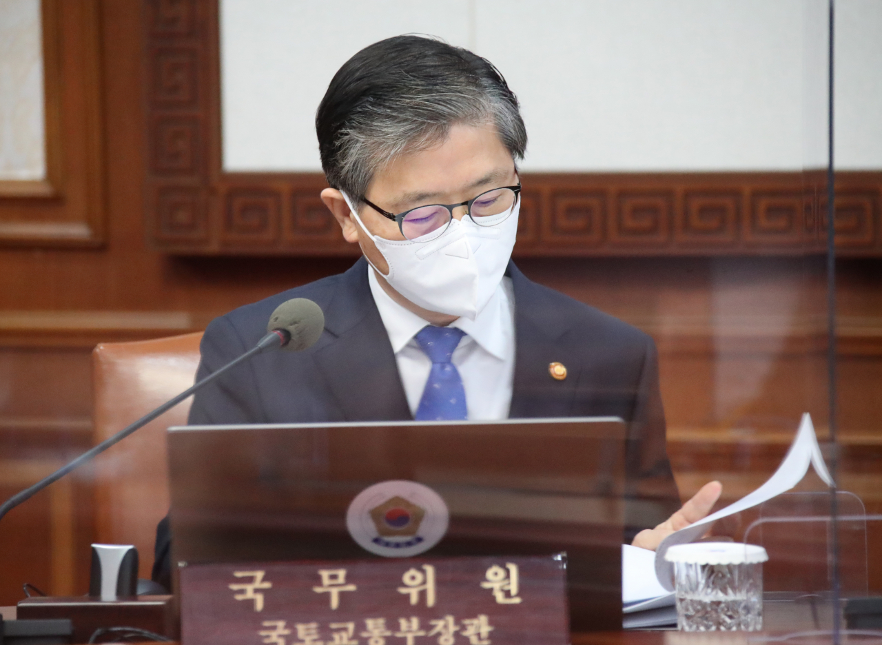 변창흠 국토교통부 장관이 9일 정부서울청사에서 열린 국무회의에 참석해 자료를 살펴보고 있다. [연합뉴스]