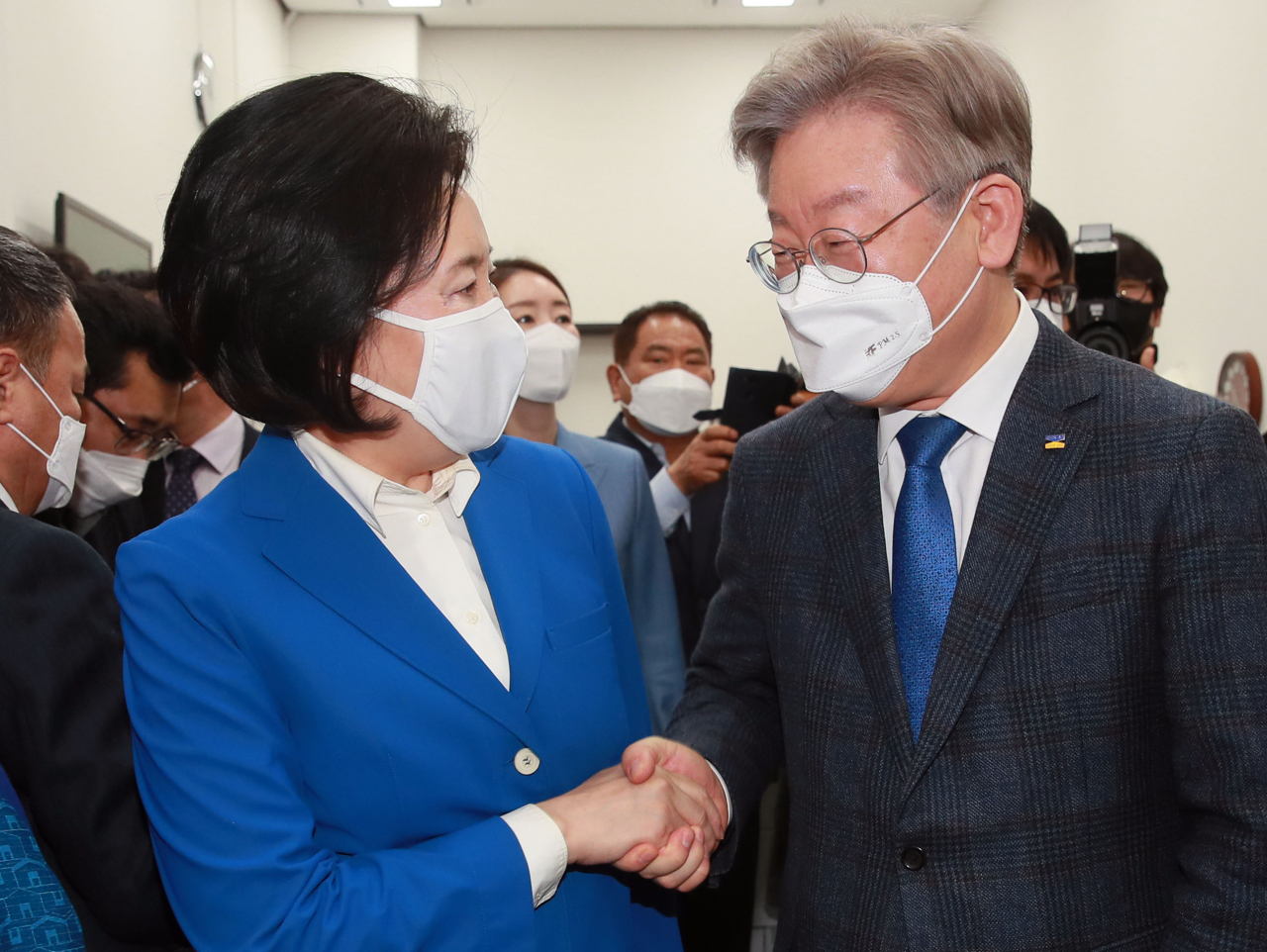 이재명 경기도지사와 더불어민주당 박영선 서울시장 후보가 9일 오전 서울 여의도 국회에서 열린 4.7 재·보궐선거 공천장 수여식에서 악수하고 있다. 국회사진기자단