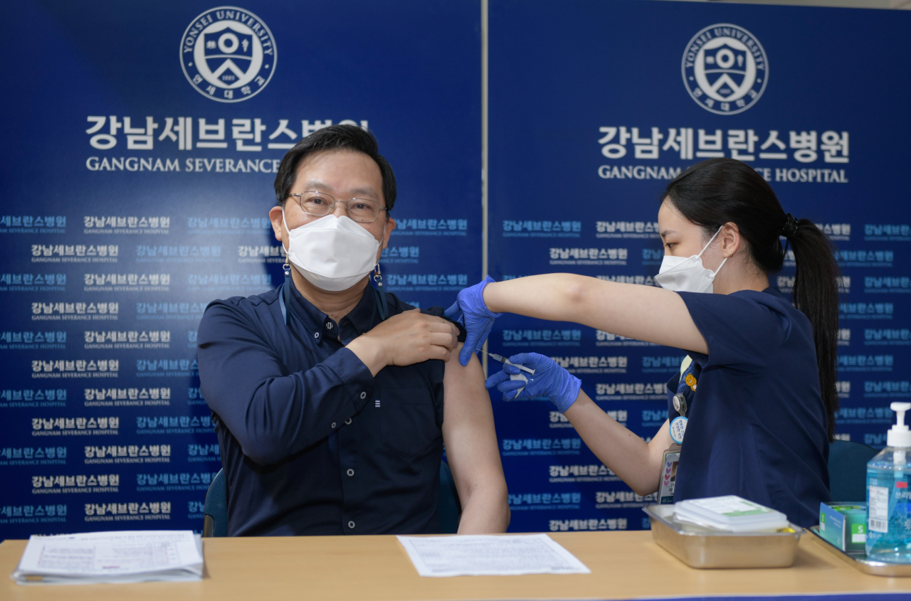 송영구 강남세브란스병원장이 9일 병원 대강당에서 신종 코로나바이러스 감염증(코로나19) 아스트라제네카(AZ) 백신을 맞고 있다. [강남세브란스병원 제공. 재판매 및 DB 금지] 연합뉴스