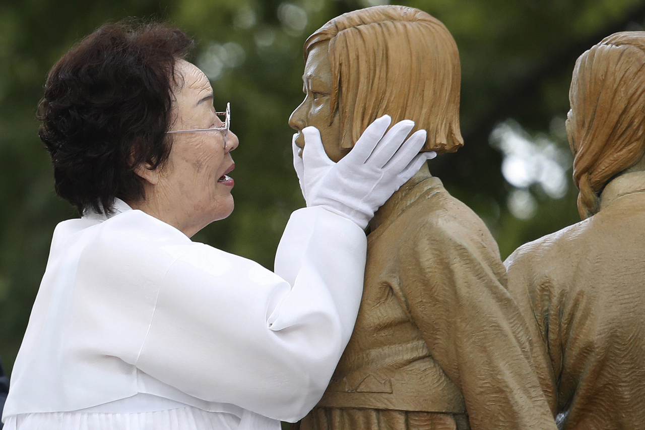 일본군 위안부 피해자 이용수 할머니가 평화의 소녀상을 바라보고 있다.[AP]