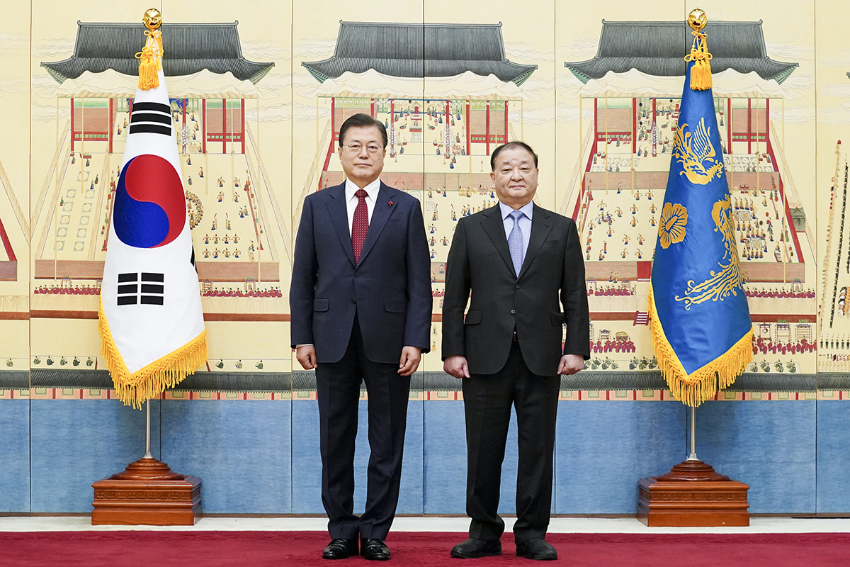 President Moon Jae-in and Ambassador to Japan Kang Chang-il pose for a photo after an appointment ceremony at Cheong Wa Dae on Jan. 14. (Cheong Wa Dae)