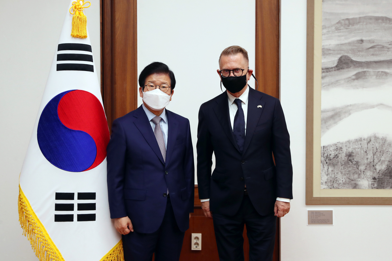 박병석 국회의장(왼쪽)과 뻬까 메쪼 주한핀란드대사