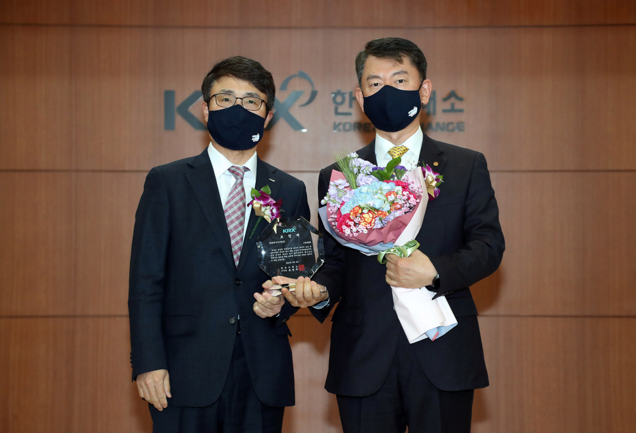 ㈜한화가 2020년 유가증권시장 영문 공시 우수법인으로 선정됐다.왼쪽부터 임재준 한국거래소 유가증권시장본부장, (주)한화 CFO 서광명 전무. [한화 제공]