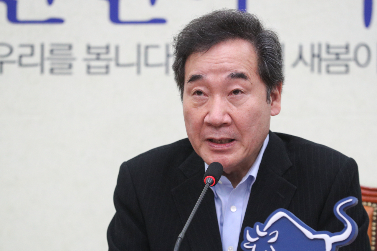 이낙연 더불어민주당 대표가 9일 서울 여의도 국회에서 열린 퇴임 기자회견에서 취재진과 질의응답을 하고 있다. 이상섭 기자