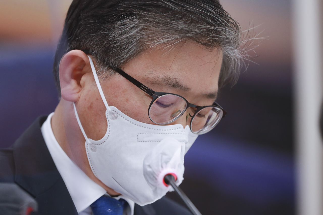 변창흠 국토교통부 장관이 9일 오후 서울 여의도 국회에서 열린 국토교통위원회 전체회의에서 의원질의를 듣고 있다. [연합]