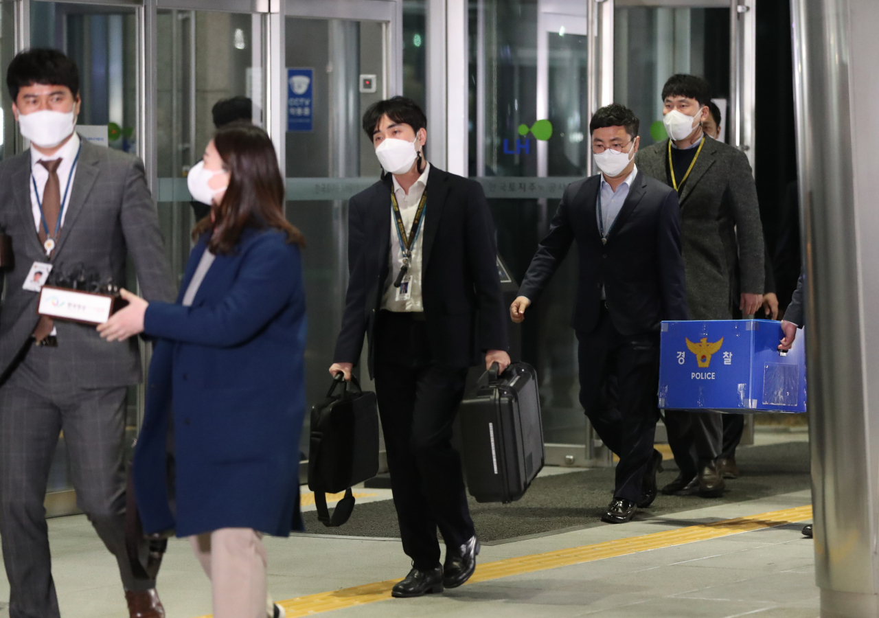 경찰이 9일 오후 경남 진주시 충무공동 한국토지주택공사(LH) 본사에서 압수수색 종료 후 압수품을 들고 나오고 있다. [연합]
