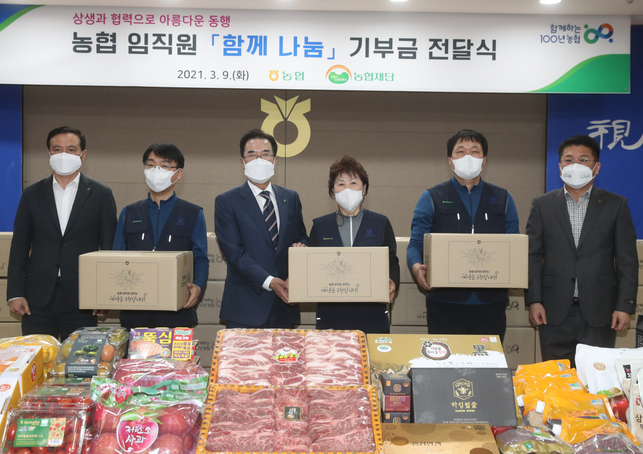 이성희 농협중앙회장(왼쪽 세번째)을 비롯한 농협 임직원이 9일 서울 중구 농협중앙회 본관에서 ‘농협 임직원 함께 나눔 기부금 전달식’을 마친 뒤 기념 촬영을 하고 있다.［농협중앙회 제공］