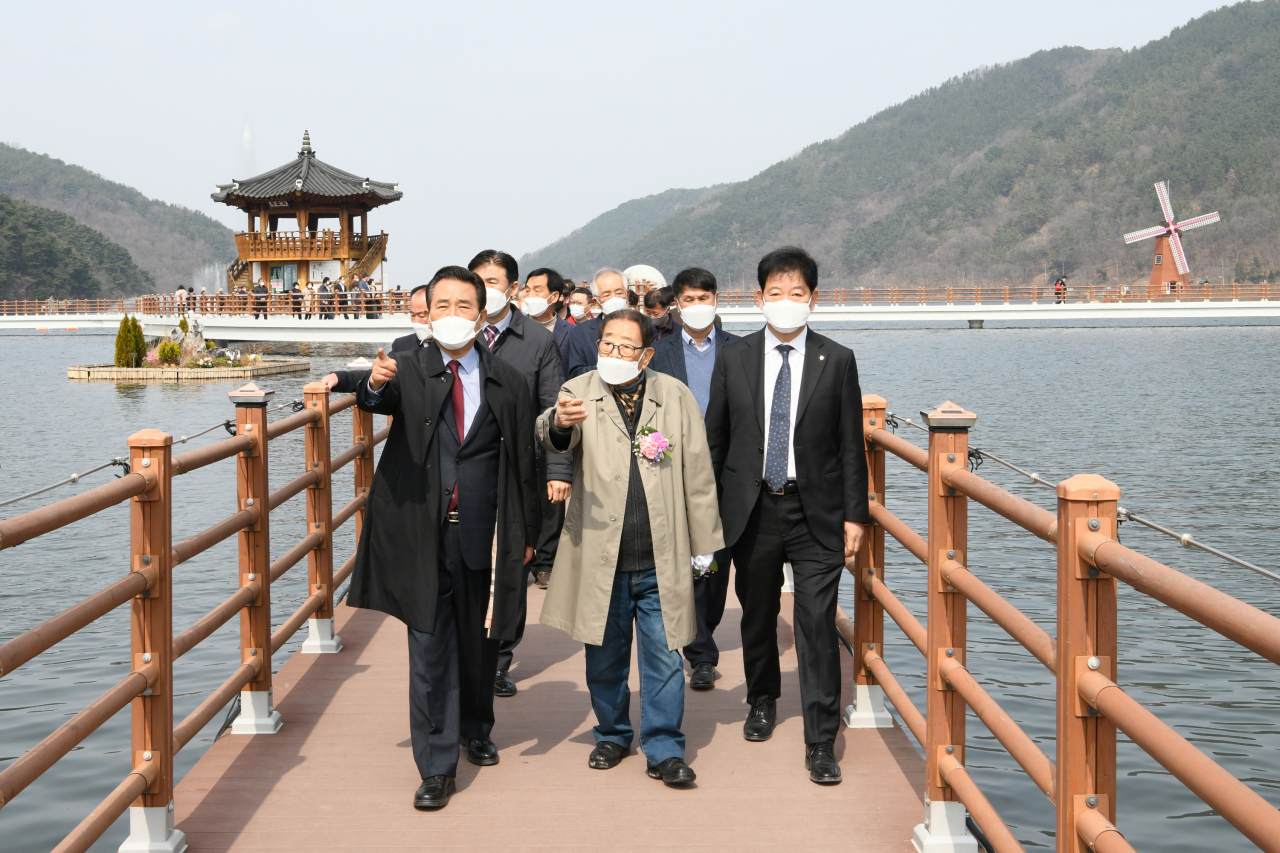 방송인 송해선생이 대구 달성군 옥포면에 위치한 송해공원을 돌아보고 있다.[달성군 제공]