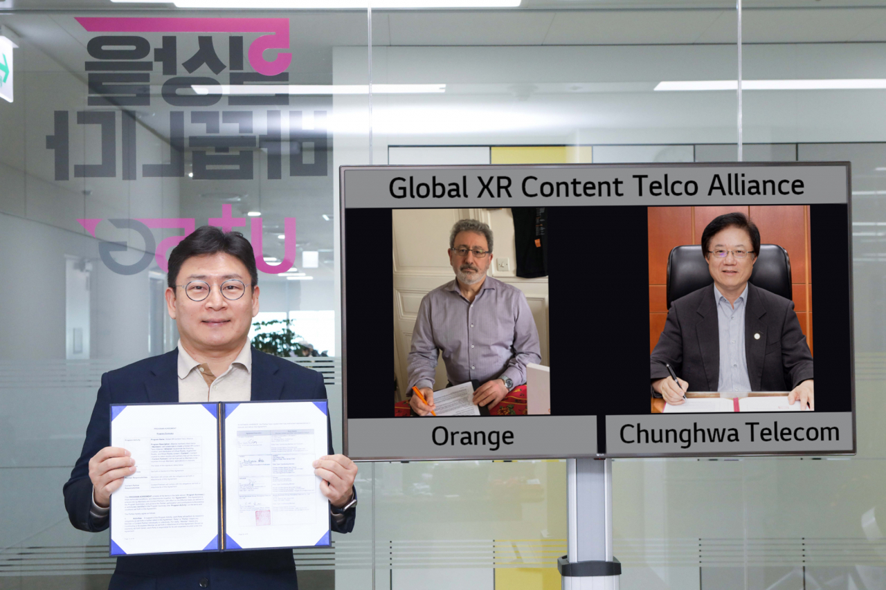 최윤호 LG유플러스 5G서비스사업담당 상무가 ‘XR 얼라이언스’ 신규 회원사들과 화상회의를 하는 모습. [LG유플러스 제공]
