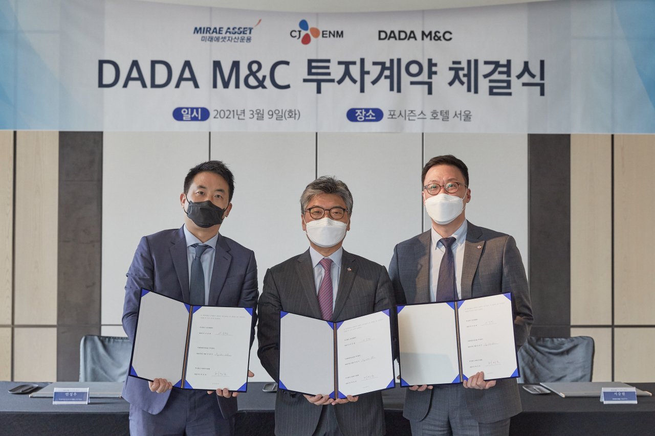 다다엠앤씨의 신주인수 계약 협약식 사진. 왼쪽부터 안성우 미래에셋자산운용 PEF1부문 대표, 허민호 CJ ENM 커머스부문 대표이사, 서승원 다다엠앤씨 대표이사 [사진제공=CJ오쇼핑]