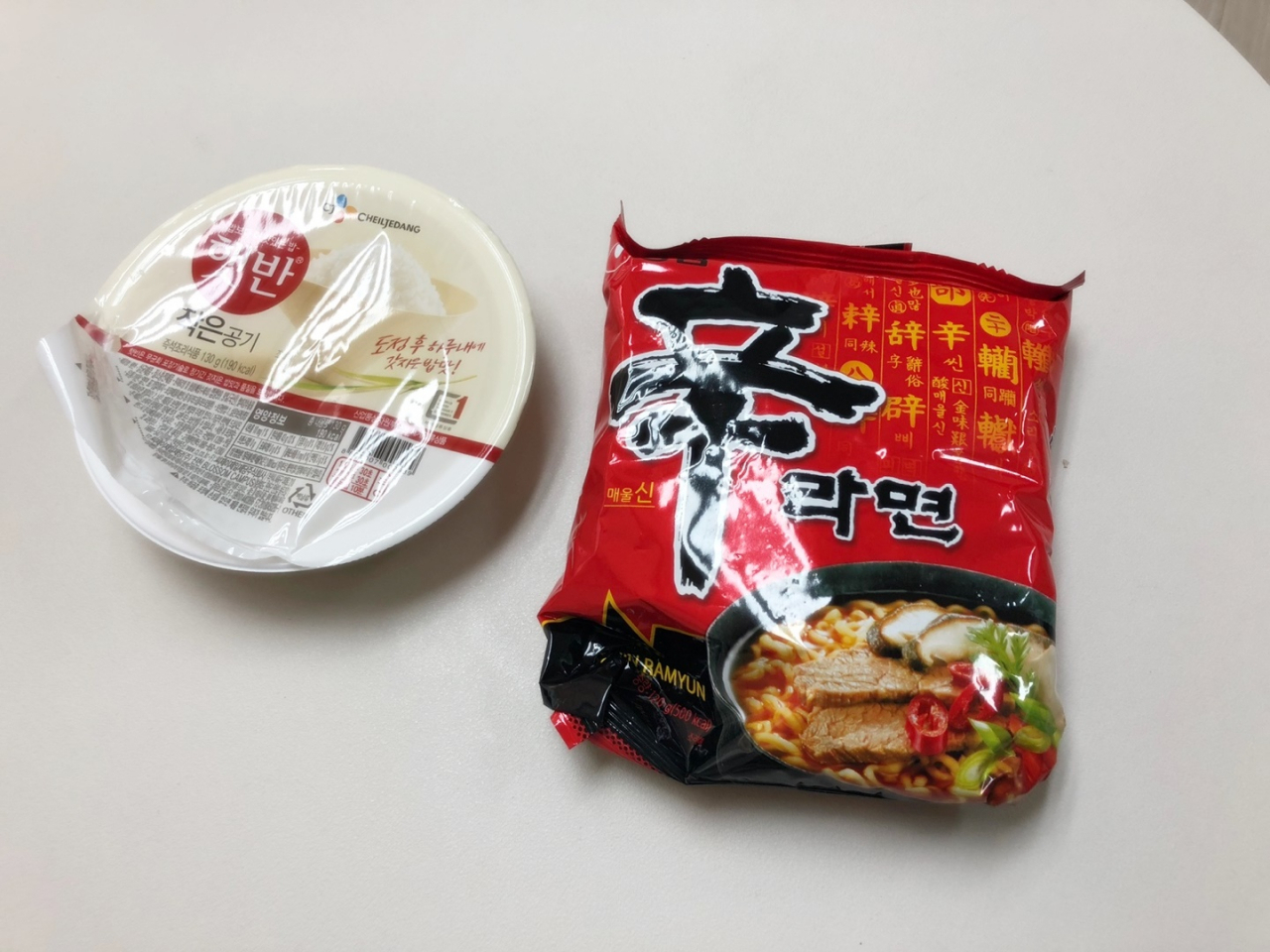 즉석밥과 라면봉지