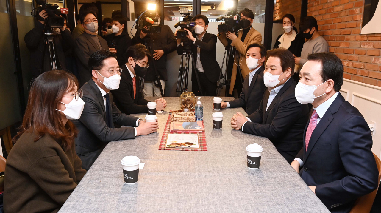 국민의힘 오세훈 서울시장 후보와 국민의당 안철수 서울시장 후보 단일화 실무협상을 위해 9일 서울 여의도 한 카페에서 국민의힘 정양석 사무총장(오른쪽 가운데)과 국민의당 이태규 사무총장(왼쪽 가운데) 등 양당 실무협상단이 첫 상견례를 하고 있다. [연합]