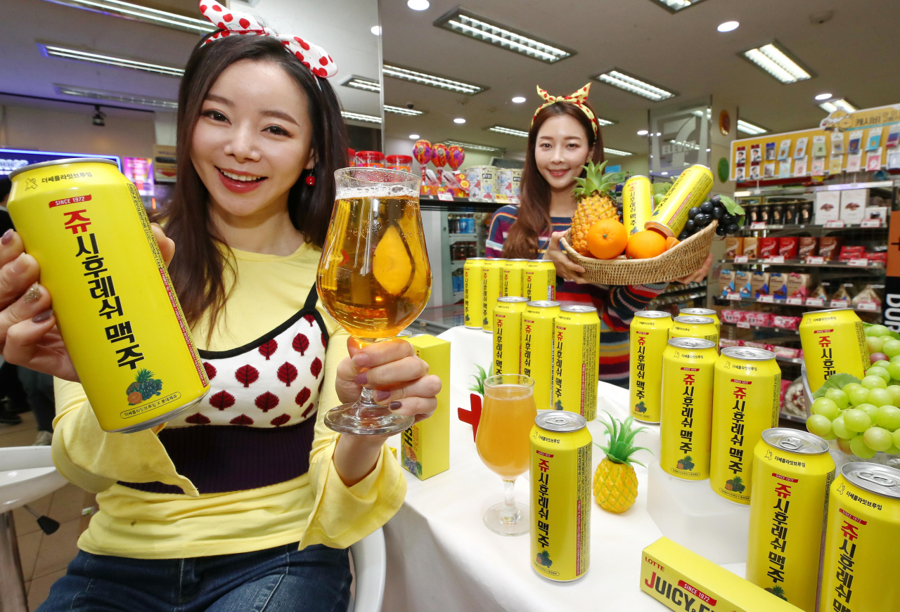 10일 오전 서울 중구 세븐일레븐 소공점에서 모델들이 수제맥주 '쥬시후레쉬맥주'를 홍보하고 있다. 1972년 롯데제과에서 출시된 '쥬시후레쉬' 껌을 모티브로 한 이 맥주는 껌 원액을 그대로 담아 향긋한 과일향과 청량감이 특징이다. [연합]